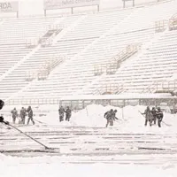 Na stadionu v Bologni so morali pred nogometno tekmo odstraniti sneg