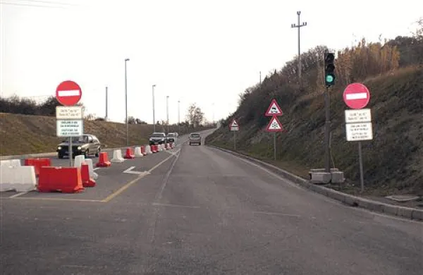 Medtem ko semafor  vožnjo iz Izole v Koper dovoljuje, jo prometni znaki prepovedujejo