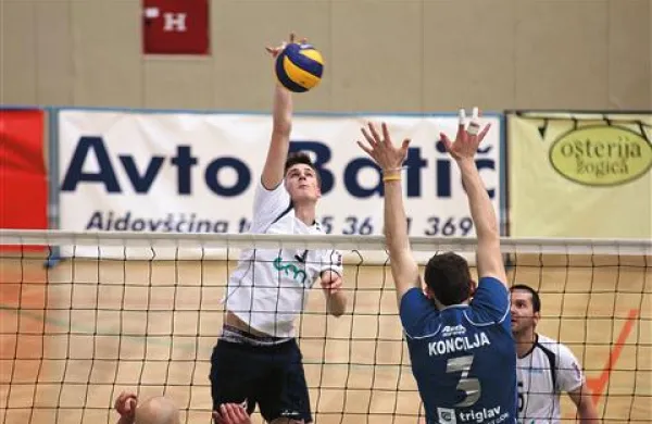 Daniel Filiputti (v belem dresu) je up Go Volleya na tekmi s Salonitom 