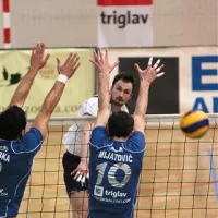 Blok Salonita Anhovo (v modrih dresih) bo poskušal zaustaviti Dejana Čabarkapo