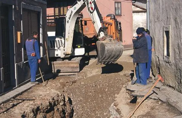 Gradnja kanalizacije v središču Knežaka. Župan zagotavlja, da takšne šlamparije, kot je bila na Baču, tu ne bo.