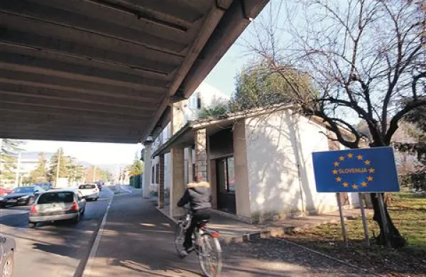 Dileme o nekdanji carinarnici na Erjavčevi ulici v Novi  Gorici, ki je razgrela strasti, so odpravili. Župan je dobil zagotovila, da je ne bodo oddali in da prenos na občino teče. 