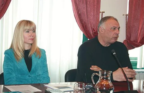  Vodja projekta Alpsko mesto Karmen Makuc in župan Bojan Sever