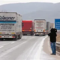 Tovornjakarje, ki so kršili prepoved prometa, je policija kaznovala. Da niso obtičali, jih je  15 “odrešil” Dars in  v konvoju pospremil v zavetje.