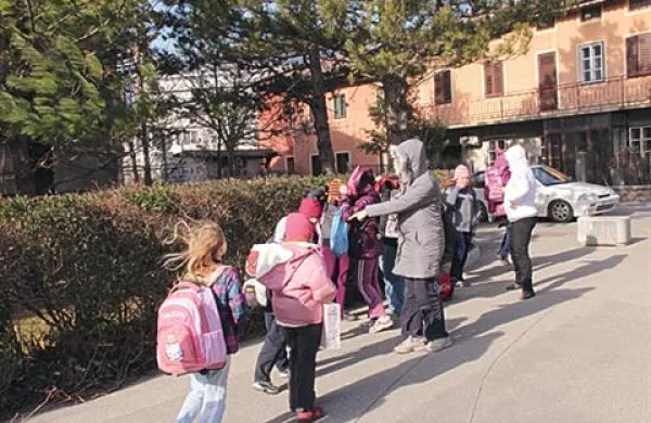 Danes dopoldne se je v prostorih Občine Ajdovščina ponovno sestal krizni štab, ki je odločil, da bodo šole in vrtci ter druge javne ustanove na Ajdovskem tudi jutri zaprte