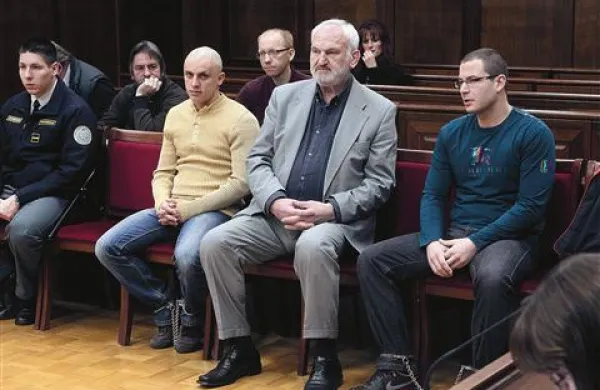 Senat je včeraj Mariu Iliću (v svetli majici) in Stefanu Pejoviću (prvi z desne) prisodil po leto in osem mesecev zapora