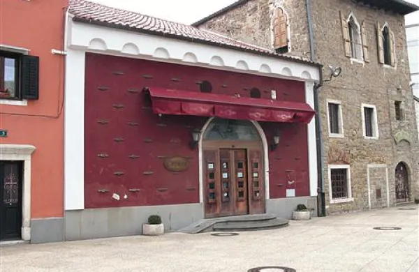 V MOK bi radi za več let zaprt lokal Carpaccio pub iztržili vsaj izklicno ceno 258.500 evrov, ki ji je treba prišteti še davke 
