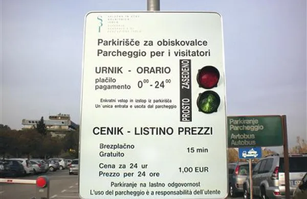 Večina obiskovalcev najbrž ne prebere dovolj pozorno obvestila, da bo za eno parkiranje, daljše od 15 minut (čeprav bi trajalo ves dan in vso noč), plačala le evro parkirnine
