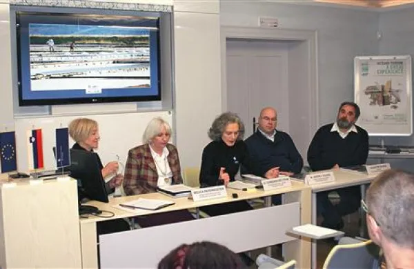  Valentin Schein, Andrej Sovinc, Gordana Beltram in Mojca Paternoster (z desne) so včeraj potrdili, da so naša mokrišča vredna vpisa na Unescov seznam, ob pametnem upravljanju pa tudi generator turizma 