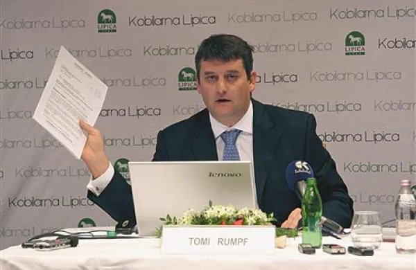 Tomi Rumpf je medijem predstavil pritožbe gostov zoper delo gostinskega osebja 