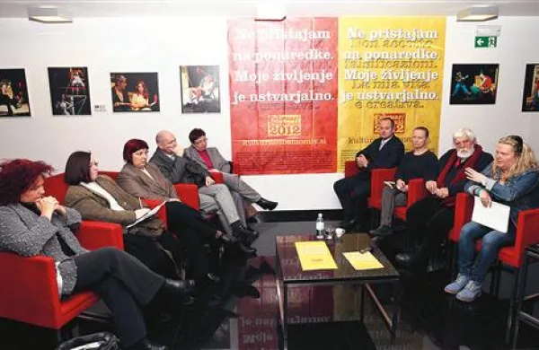 Predstavniki kulturnih institucij v Istri (z leve): Fulvia Zudič (Samoupravna  skupnost italijanske narodnosti Piran), Ingrid  Celestina (Libris), Nada Čibej (Pokrajinski arhiv), Dean Mehmedović (Insula), Breda Krašna (Pokrajinski muzej),  Marko Česnik (Avditorij), Samanta Kobal (Gledališče Koper), Toni Biloslav (Obalne galerije) in Katja Pegan (Gledališče Koper)