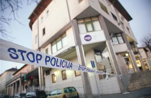 Decembrski rop uslužbenke podjetja, ki odkupuje zlato in srebro, naj bi načrtoval 42-letni Postojnčan, star znanec policije