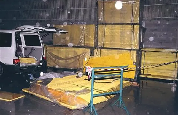 Novembra 2010 se je na odprtem skladiščen prostoru na obrobju Trsta zgodila tragična nesreča. Opažne plošče so pod seboj pokopale 45-letnega Dekančana. 