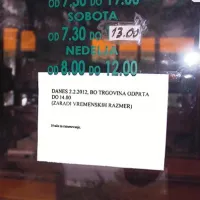 Trgovci v zadnjih dneh tarnajo, da je kupcev zaradi burje in mraza komaj za vzorec, saj se ljudje ne odpravljajo ven, če ni ravno nujno potrebno. Nekateri pa so preprosto zaprli nekoliko prej ...