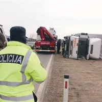 Včeraj nekaj minut pred 13. uro se je kljub zapori s tovornjakom odpravil iz Ajdovščine proti Novi Gorici 26-letni državljan Bosne in Hercegovine. Na odseku ceste med Tremi hišami in Ajševico ga je močan sunek burje prevrnil na levi bok. Šofer se v nesreči ni poškodoval.