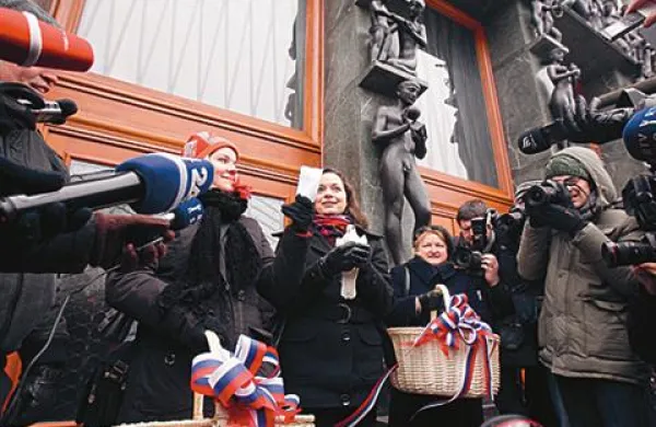 Civilna iniciativa za družino in pravice otrok je v državni zbor vložila podpise za razpis referenduma
