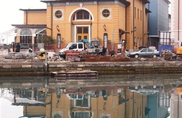 Lansko poletje je precej hude krvi zaradi hrupa in podaljšanega urnika  povzročal lokal Cafe teater