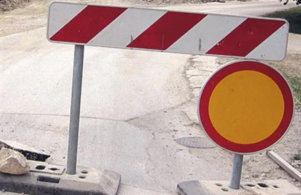Cesta je zaprta za tovorna vozila, za osebna vozila je obvoz po stari cesti ob reki Soči
