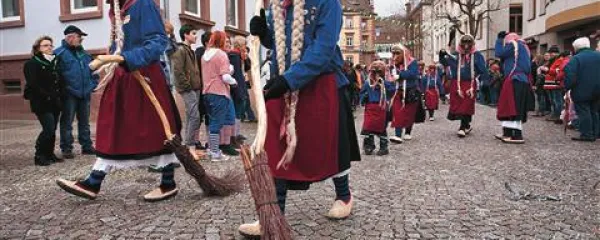 Nemške skupine so precej številčnejše od škoromatov, a njihovi liki so vsi enaki in manj tradicionalni