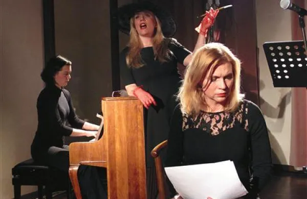 Laura Marchig (v ospredju), Leonora Surian in Maja Dobrila za klavirjem 
