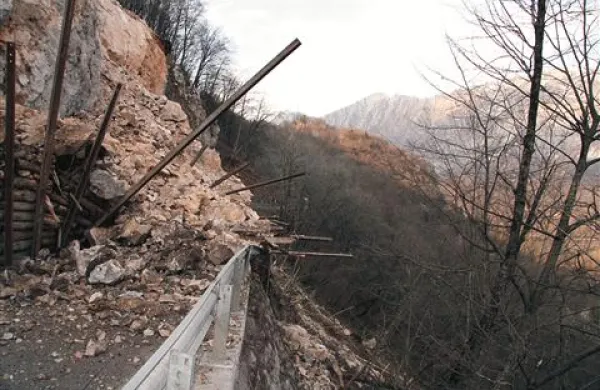 Minerji zasuli cesto Bovec-Kobarid, zaprta bo teden dni