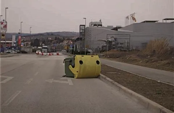 Burja je razmetala zabojnike po Kopru