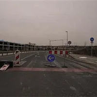 Ker je z bližnje hale odneslo izolacijo, so zaprli del ceste ob Škocjanskem zatoku