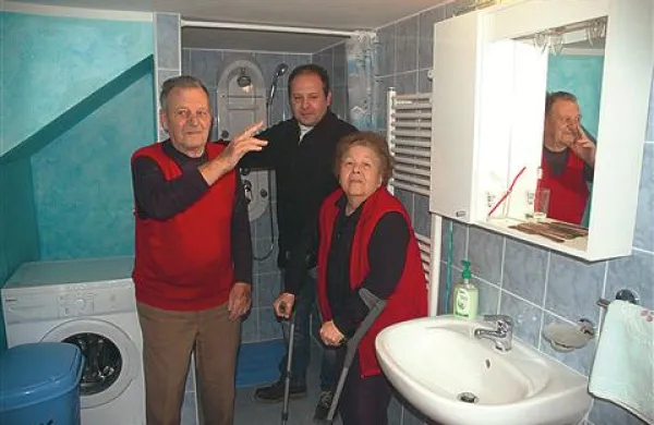 Marjan in Dora (v ospredju) ter pobudnik akcije Mitja Beltram v novi kopalnici 