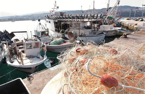 Ribiške barke čakajo na mirnejše morje
