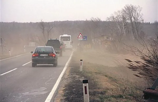 Burja odpira strehe in izklaplja elektriko