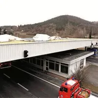 Streha nad nekdanjim mejnim prehodom je poletela (Foto: Tomaž Primožič/FPA)