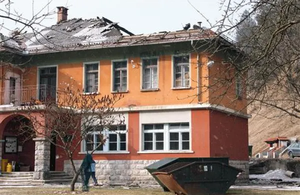 Kanomeljci so se včeraj lotili čiščenja pogorišča