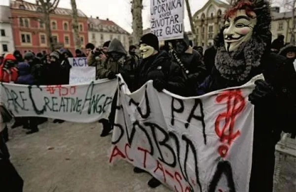 Na kongresnem trgu se je zbrala pisana množica protestnikov