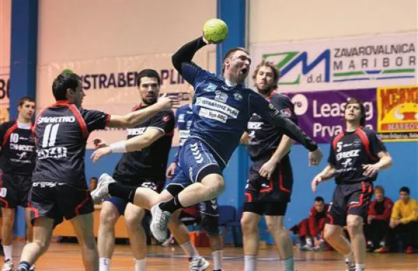 Najboljši igralec Istrabenz plinov na sobotni tekmi Elvin Čosić (z žogo) je večkrat ukanil obrambo gostov