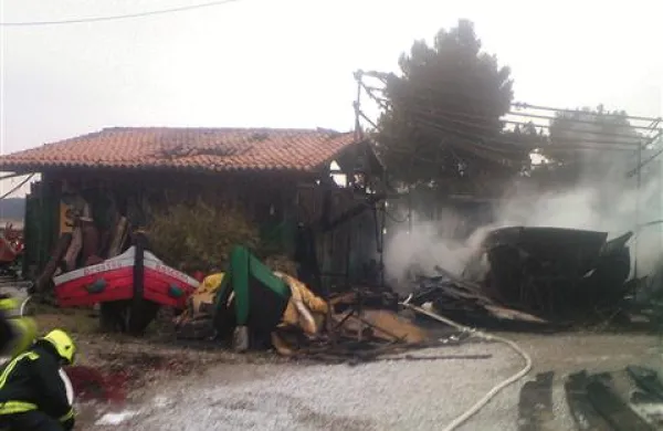 Nekateri so prepričani, da je bil ogenj, ki je uničil celo skladišče škvera, veliko novo barko in pisarno sosednje ribogojnice, namerno dejanje