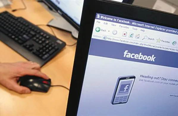 Na Facebooku neznane osebe s profilom, v katerem se predstavijo kot mlajše ženske, vzpostavljajo stik z uporabniki omrežja in jim predlagajo sodelovanje v nagradni igri, ki je marsikoga stala 50 evrov