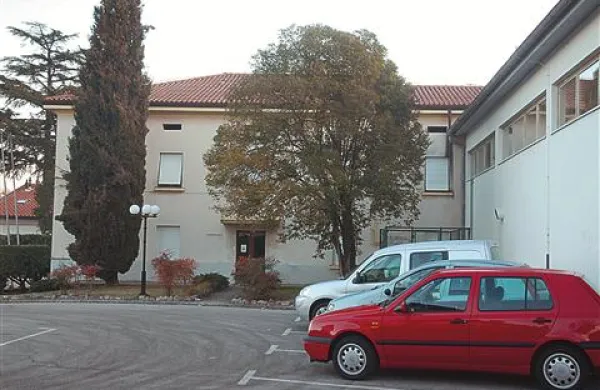 Prostori v nekdanji “občinski stavbi” še samevajo, čeprav bi se marsikdo rade volje začasno  preselil vanje 