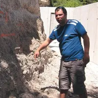 Leta 2007 je Nikolaš pokazal, kako so morali zaradi vodarjev objekt  vkopavati više v breg