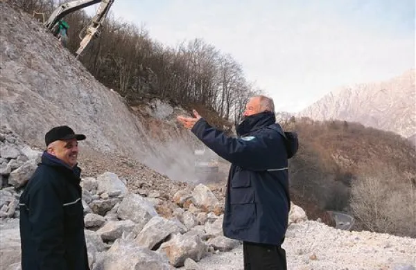 Edi Melinc (levo) in  Marijan Stres na zahtevnem gradbišču visoko nad cesto, od kjer je zdrsnil material