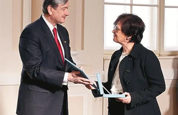 Tržaška Slovenka, slavistka, literarna zgodovinarka, pedagoginja in znanstvena raziskovalka, profesorica Marija Pirjevec Paternu je odlikovanje prejela za prispevek pri širjenju slovenskega kulturnega prostora