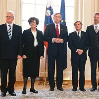 Predsednik republike Danilo Türk je podelil odlikovanje zlati red za zasluge Borisu Pleskoviču, z redom za zasluge pa je odlikoval Marijo Pirjevec Paternu, Rudija Vouka in Darka Šonca