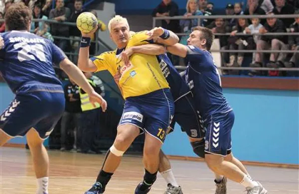 Milorada Krivokapića (z žogo) so Izolani na prvi tekmi dobro zaustavili