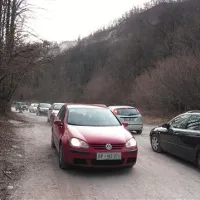 Zasilno cesto med Trnovim in Kobaridom, ki je samo na odseku na fotografiji najširša, drugod pa je možen le enosmeren promet, bi morali čim  prej preurediti v uradno obvoznico