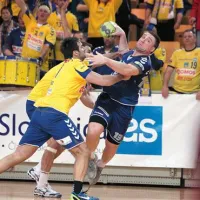 V boju s koprsko obrambo (Nikola Džono in Matjaž Brumen) je bil brez moči tudi Elvin Čosić (z žogo)