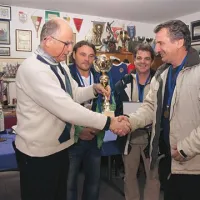 Roberto Vižintin (levo) izroča pokal selektorju  Pirana Vasu Lukiću. V ozadju sta Pirančana Ivica Pajtak (levo) in Marino Likar, najboljši strelec v zgodovini lige.