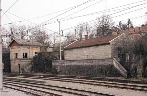 Poleg vodnega stolpa, ki je na zunaj podoben kamniti hiši in je do nedavnega služil za spanje delavcem železnice, je  na železniški postaji še deset drugih manjših in večjih kamnitih zgradb iz leta 1857
