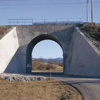 157 let kamnit, zdaj betonski:  železniški most v Selcah pri Pivki je bil resda potreben obnove, a bi dela lahko opravili tako, da bi ohranil poldrugo stoletje star način gradnje