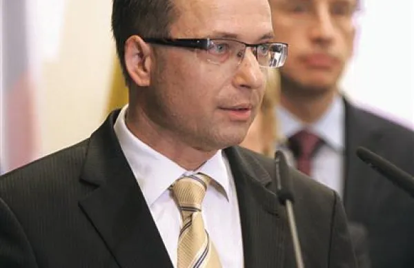 Kandidat za ministra za infrastrukturo in prostor Zvonko Černač; v ozadju je še en kandidat SDS,  Žiga Turk, ki naj bi prevzel združeno ministrstvo za izobraževanje, znanost, kulturo in šport