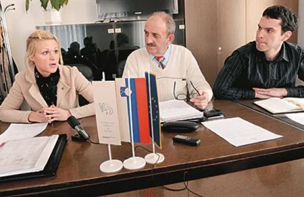 Izvršna sekretarka STS KS90 Irena Valenti, predsednik sindikata Trgoavto KP Blaž Baldas in pravnik KS 90 Urban Tavčar