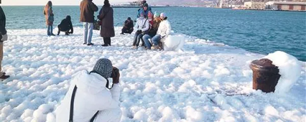 Pomol Audace vklenjen v led. Vsi bi radi svoj del fotografskega spomina na polarni mraz - kljub nevarnosti zdrsa v morje